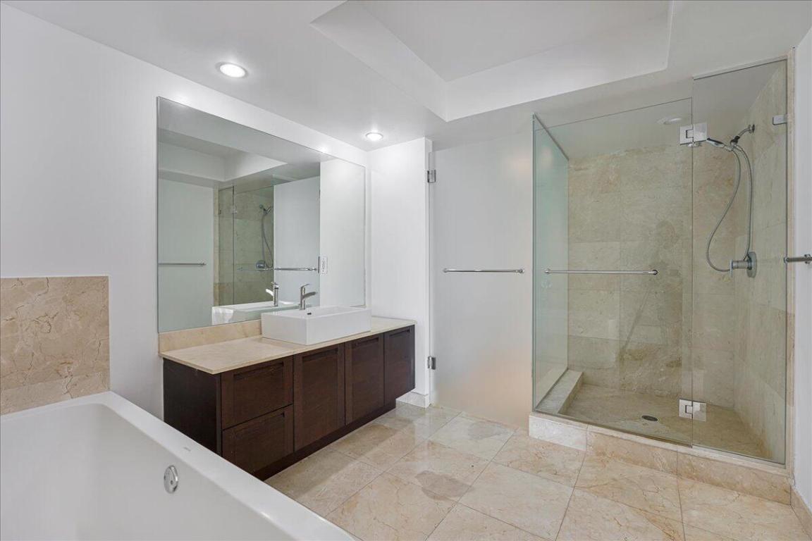 ST TROPEZ ON THE BAY II CONDO - Residential