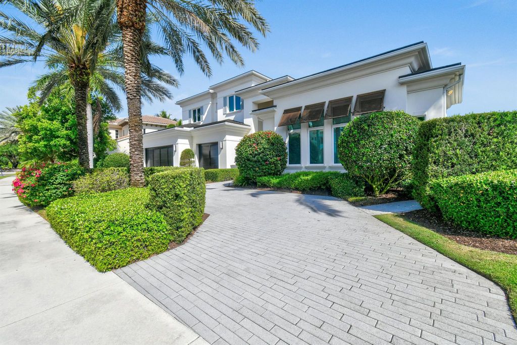 Photo of 687 Hermitage Circle, Palm Beach Gardens, FL 33410 (MLS # R11076364)