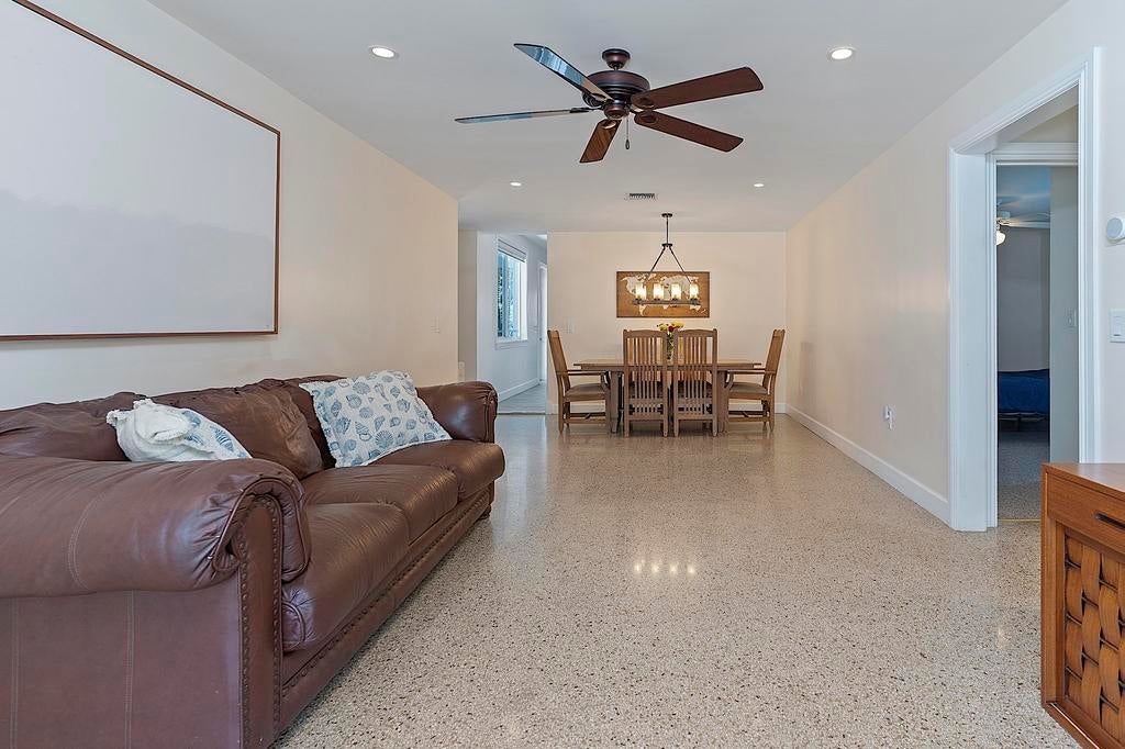 1106 N LAKESIDE Drive