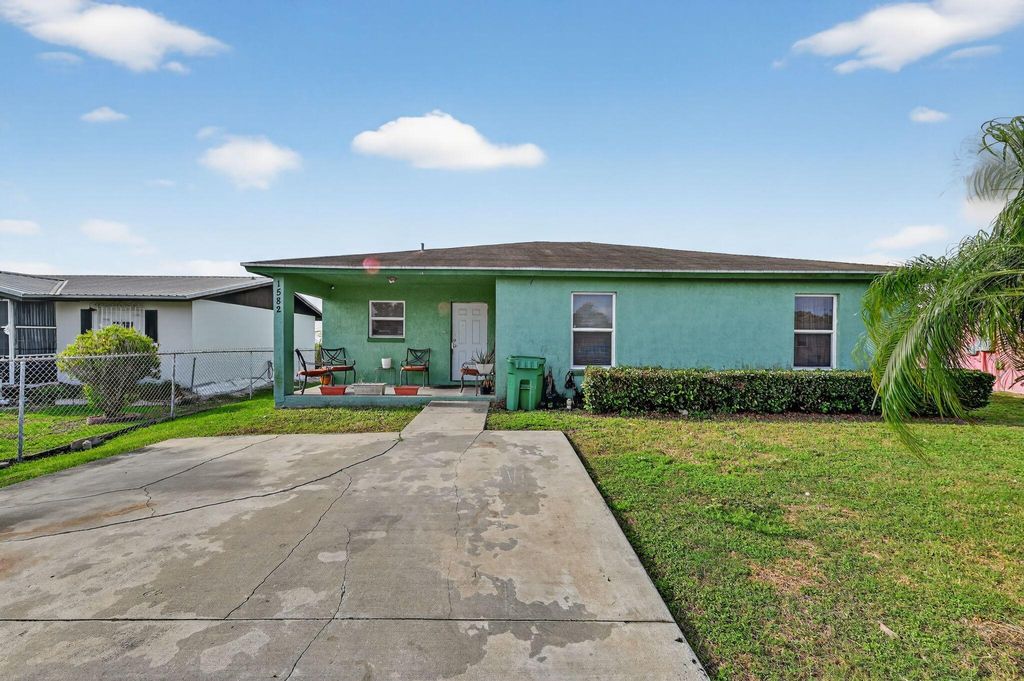 Photo of 1582 Reverend Jesse Biggs Boulevard, Pahokee, FL 33476 (MLS # B26011604)