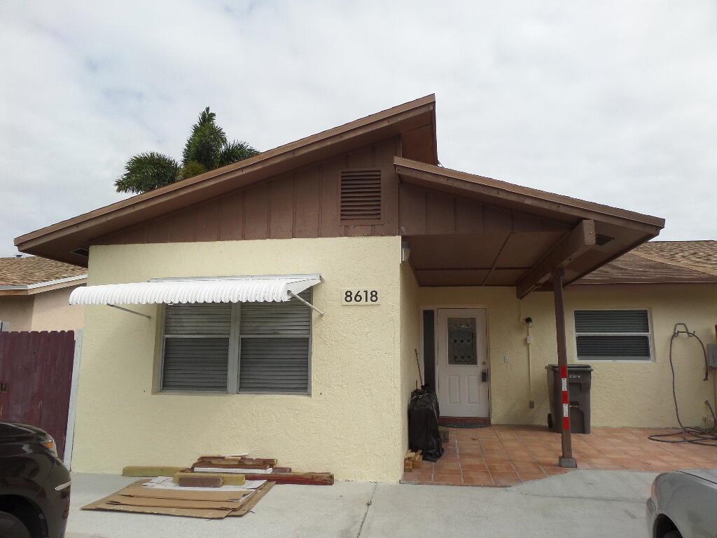 Convenient Location!!Close to I-95, The Gardens Mall, shopping, restaurants, parks, schools, and more!This one-story 3-bedroom, 2-bath duplex home has NO HOA and offers:Fresh interior paint, Tile flooring throughout, Brand-new maroon kitchen cabinets with elegant black quartz countertops featuring white veining. Laundry room with washer and dryer. Spacious L-shaped fenced yard. Private driveway parkingPet Policy: One small pet is allowed with a $250 nonrefundable pet fee. Tenant must provide renter's insurance including pet liability coverage.