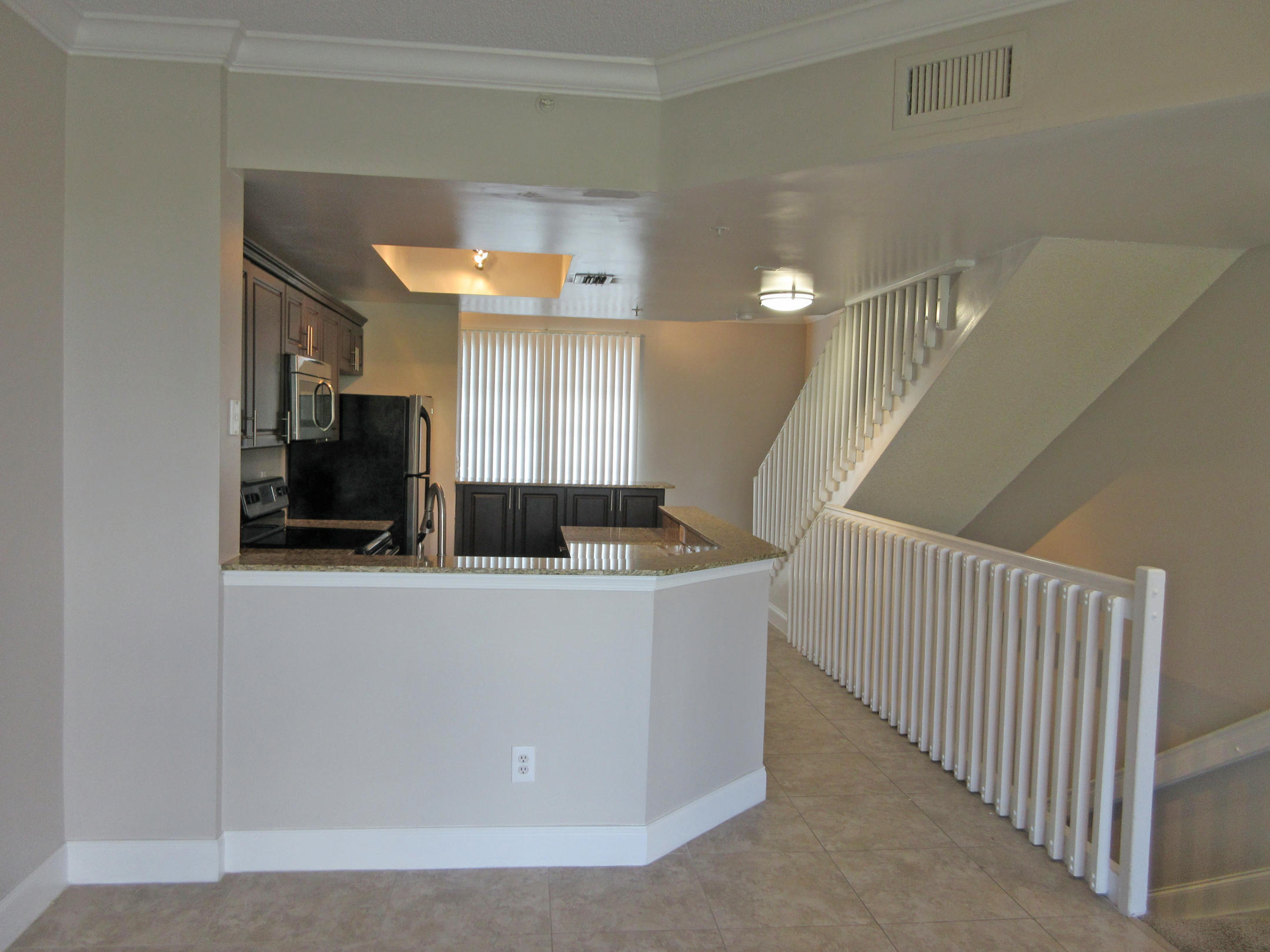 ESTADA OF LOS PASEOS - Residential Lease