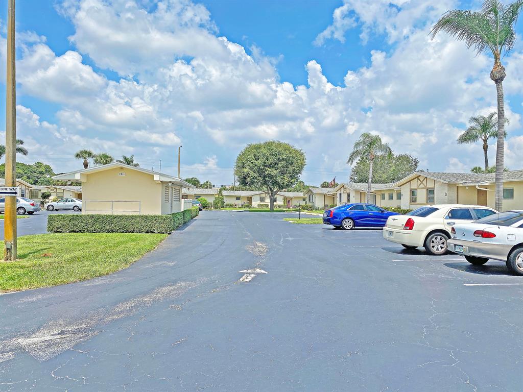 CRESTHAVEN VILLAS 3 CONDO - Residential