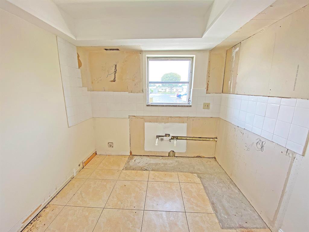 CRESTHAVEN VILLAS 3 CONDO - Residential