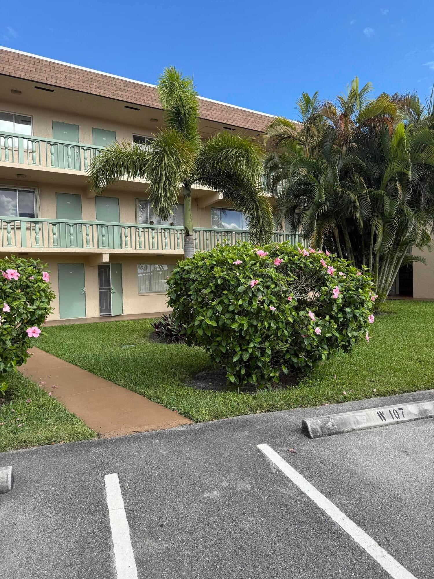 400 VILLAGE GREEN Circle W 105