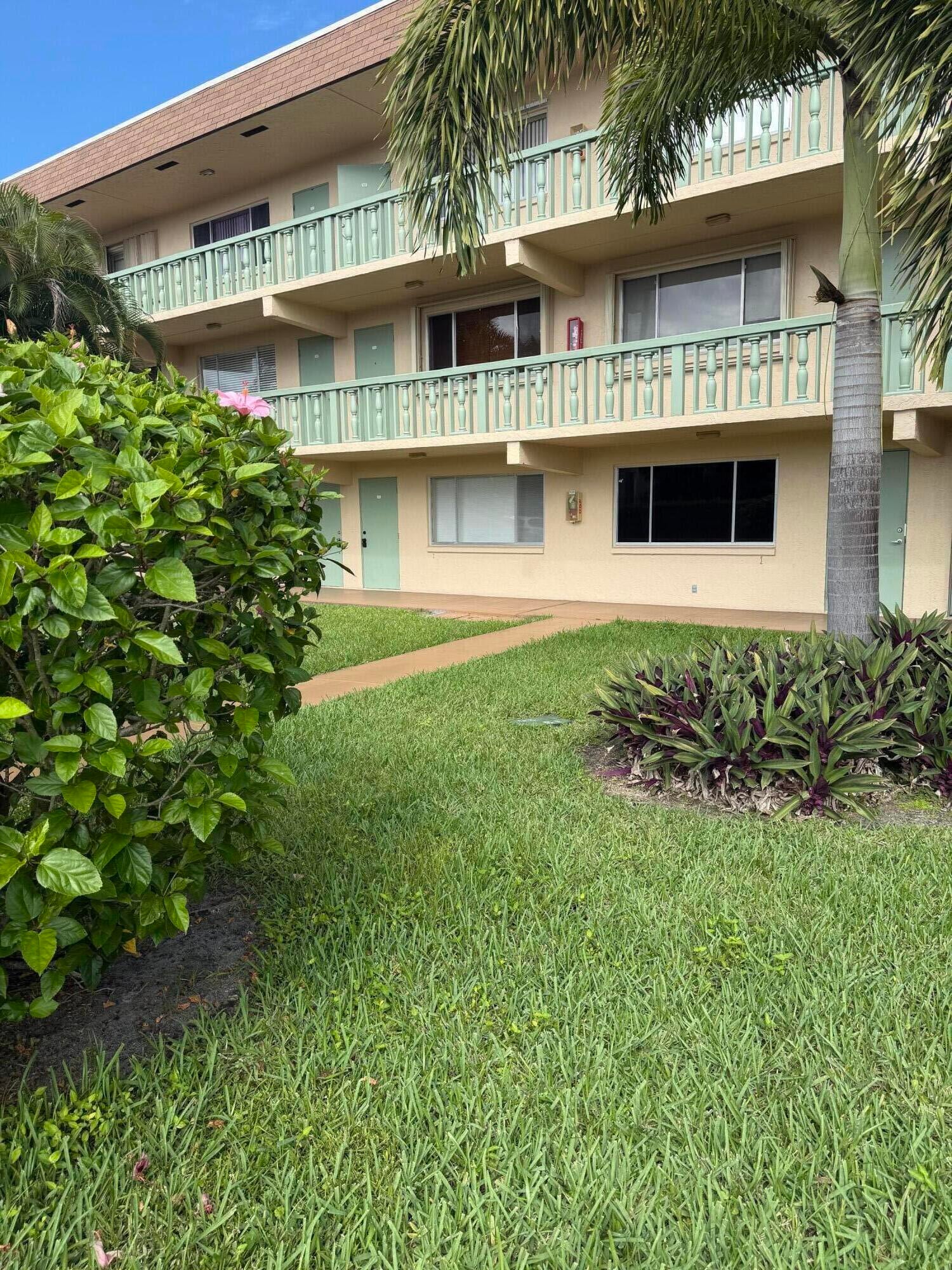400 VILLAGE GREEN Circle W 105