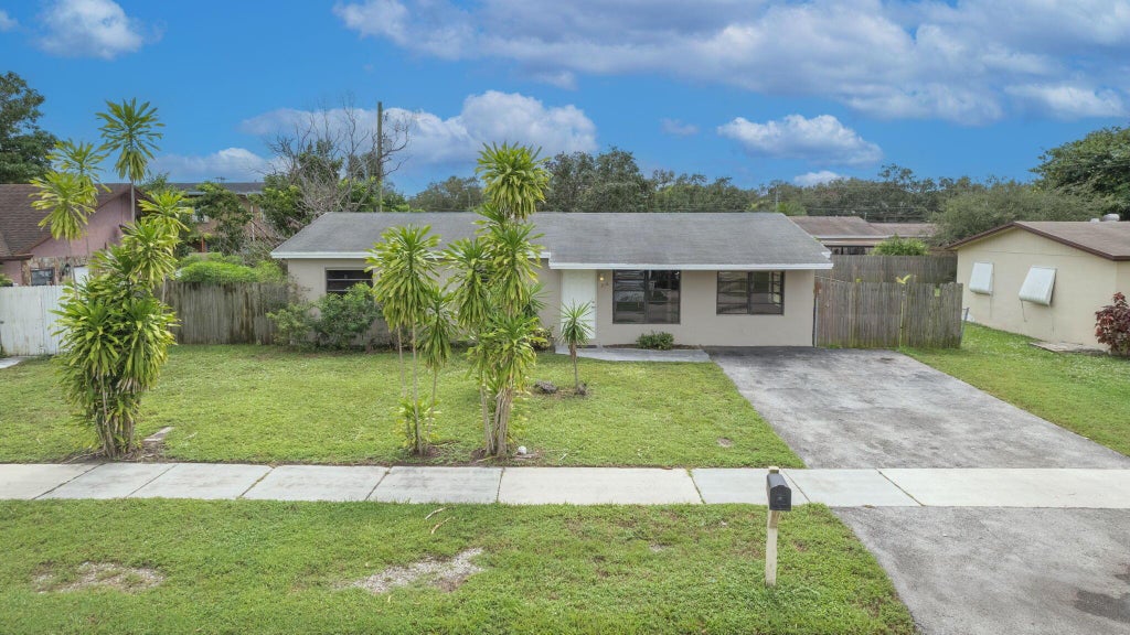 Photo of 316 NW 3rd Street, Deerfield Beach, FL 33441 (MLS # R10923502)