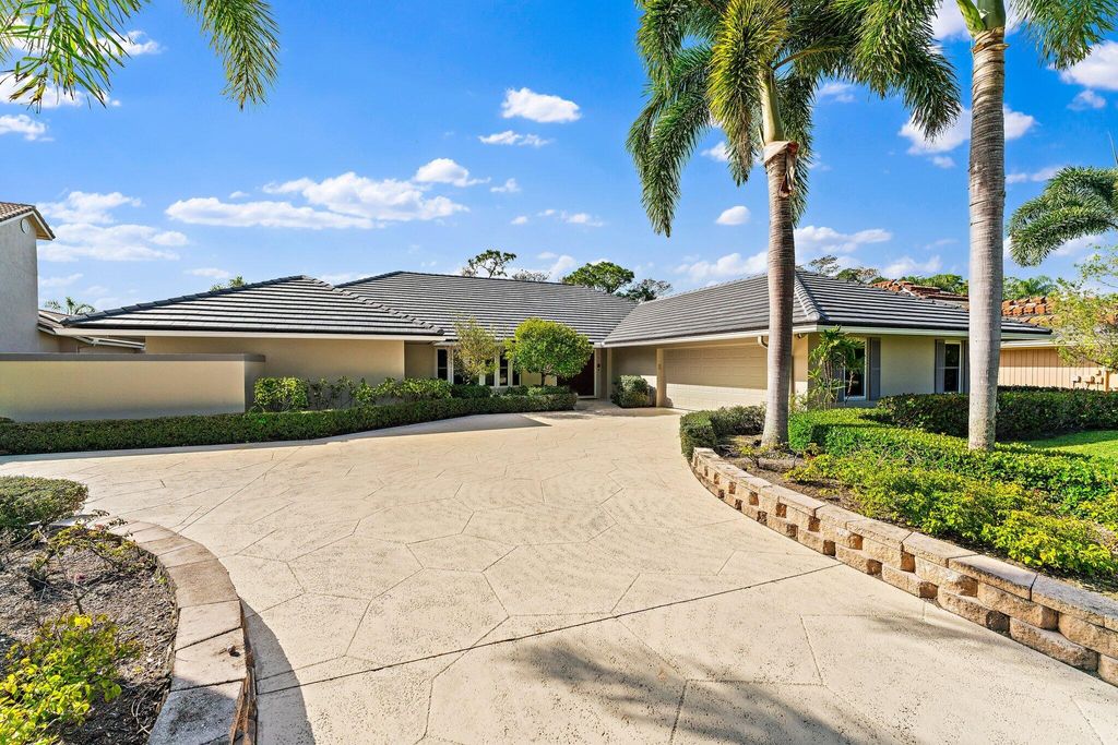 Photo of 5 Glencairn Road, Palm Beach Gardens, FL 33418 (MLS # R10939904)