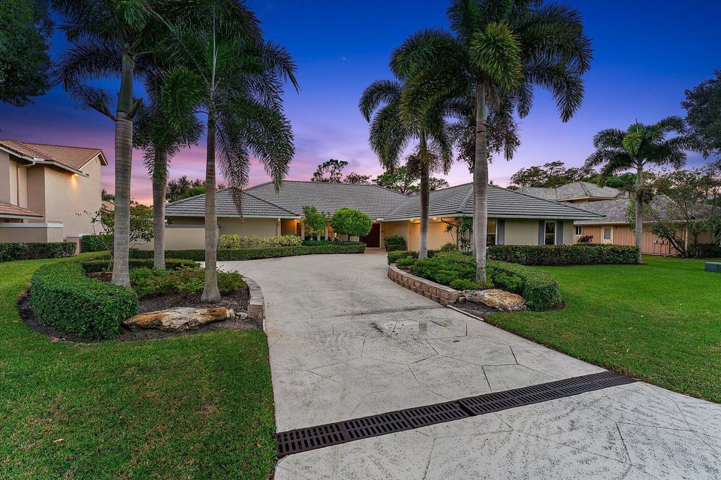 Photo of 5 Glencairn Road, Palm Beach Gardens, FL 33418 (MLS # R10939904)