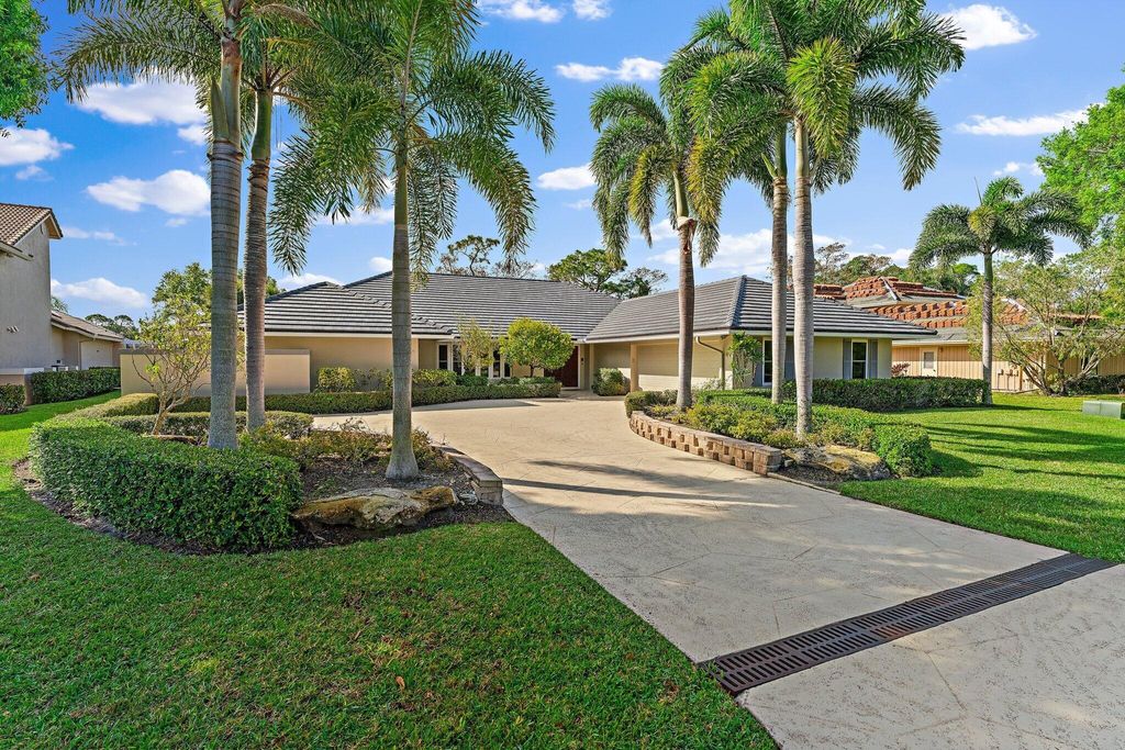 Photo of 5 Glencairn Road, Palm Beach Gardens, FL 33418 (MLS # R10939904)