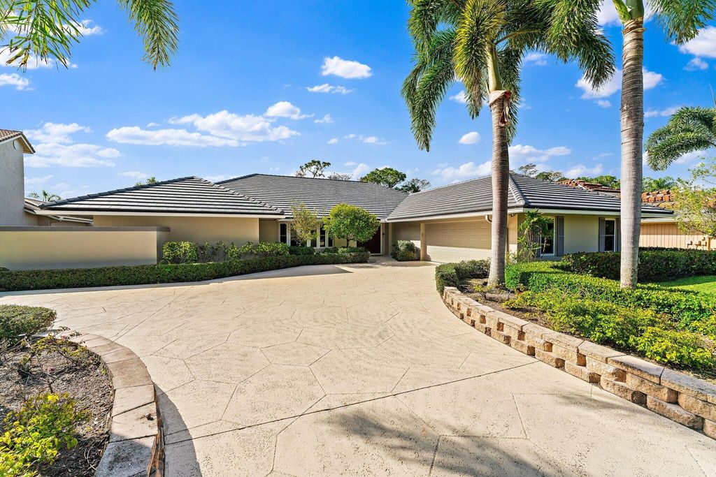 Photo of 5 Glencairn Road, Palm Beach Gardens, FL 33418 (MLS # R10939904)