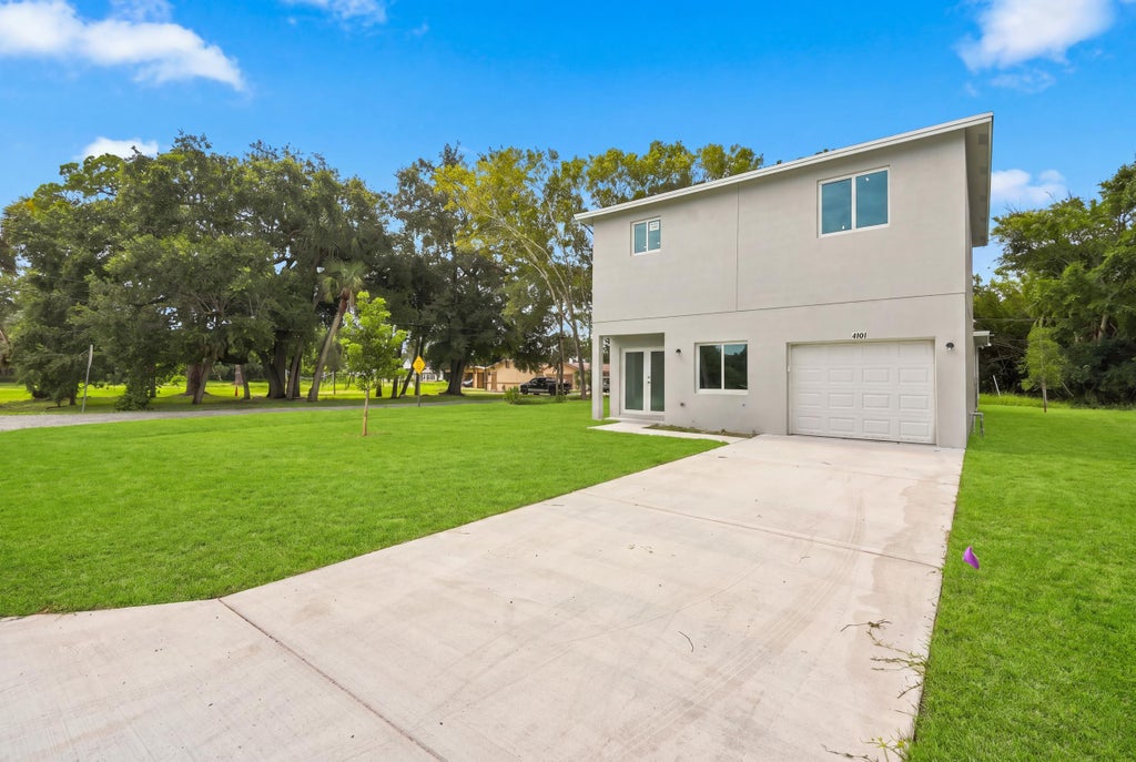 Photo of 4701 Evergreen Avenue, Fort Pierce, FL 34945 (MLS # B26059622)