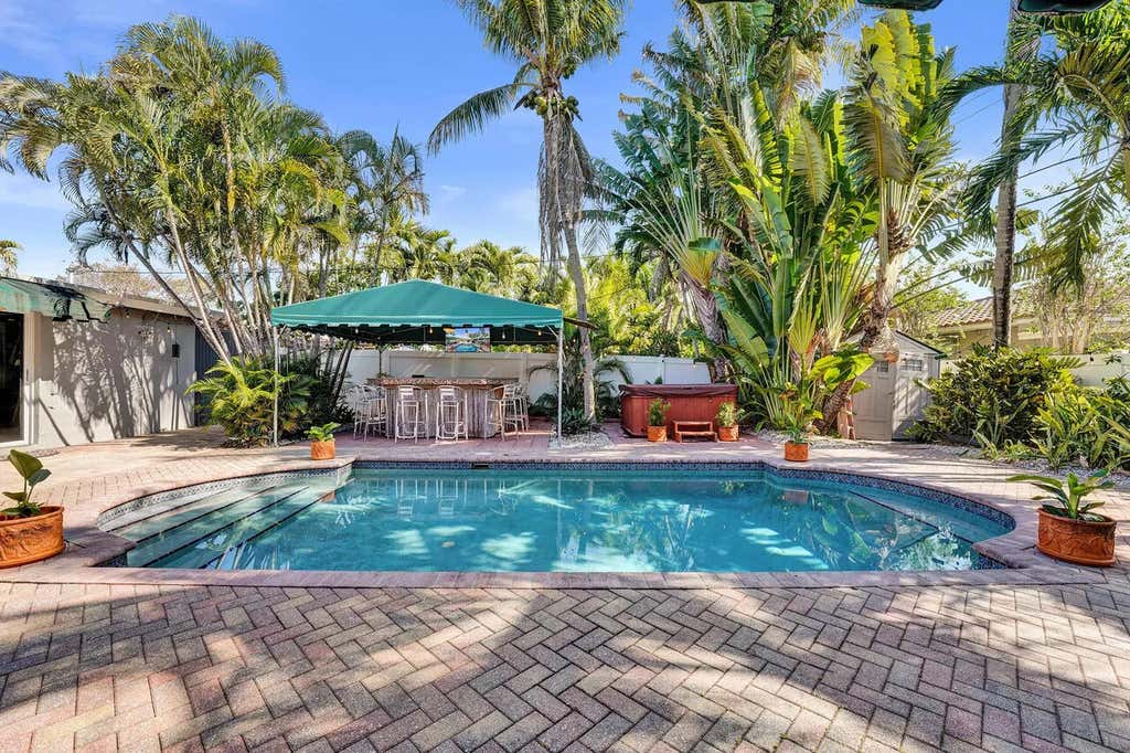 Photo of 1036 NE 9th Avenue, Fort Lauderdale, FL 33304 (MLS # B26045589)