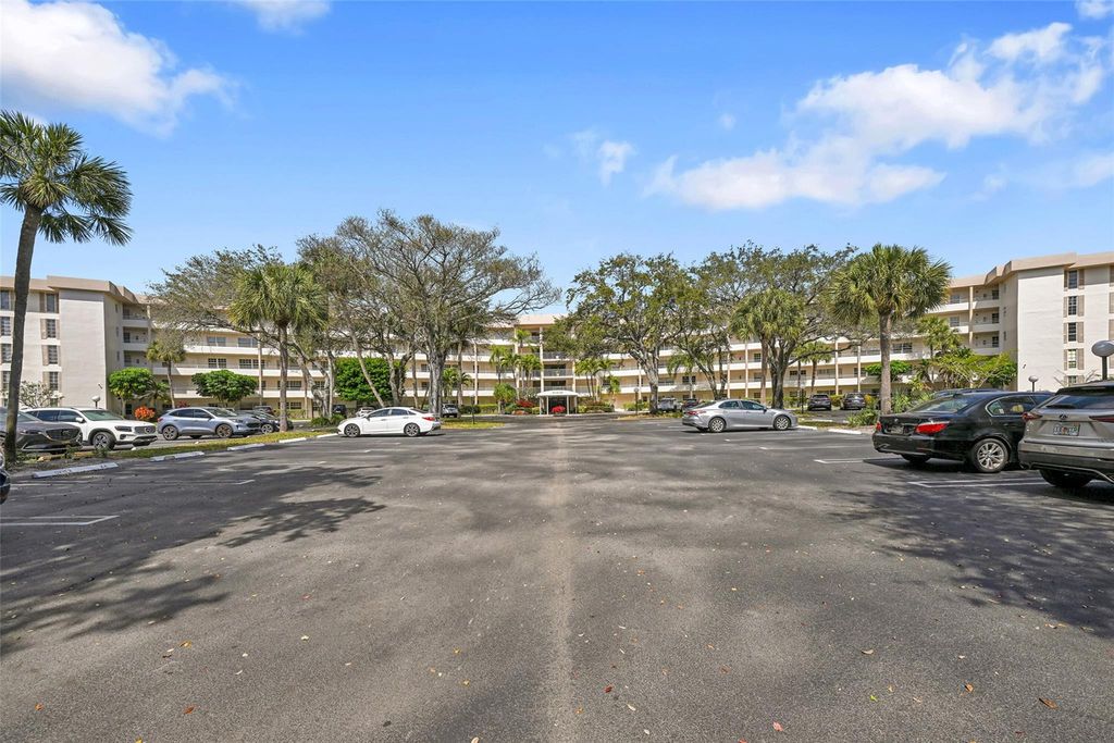 Photo of 3960 Oaks Clubhouse Drive #407, Pompano Beach, FL 33069 (MLS # F10555192)