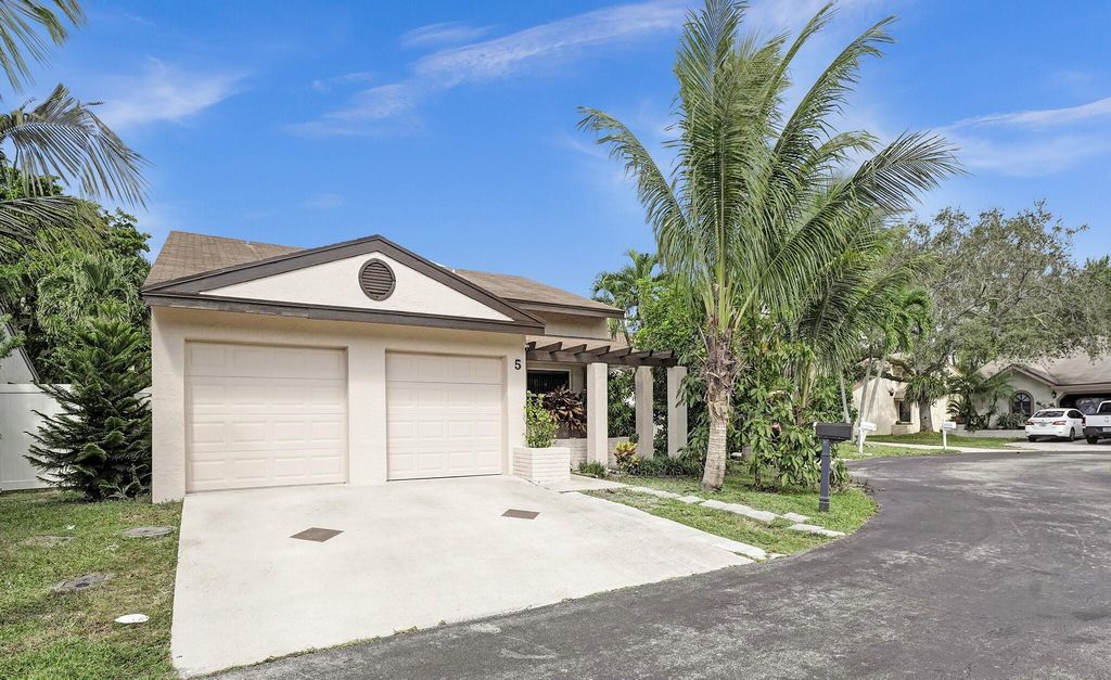 Photo of 5 Gadsby Way, Boynton Beach, FL 33426 (MLS # R10946145)