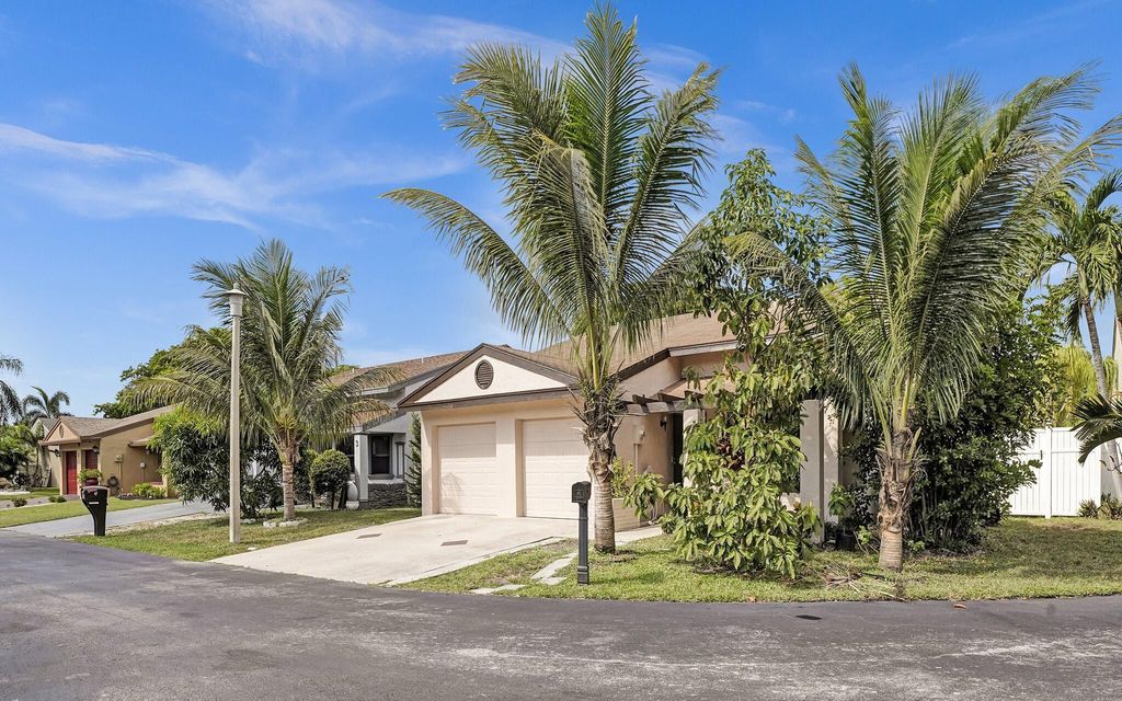 Photo of 5 Gadsby Way, Boynton Beach, FL 33426 (MLS # R10946145)