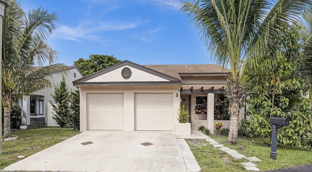 Photo of 5 Gadsby Way, Boynton Beach, FL 33426 (MLS # R10946145)