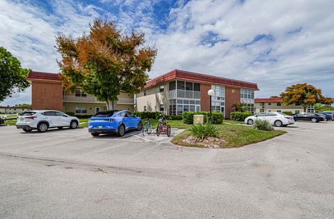Photo of 27 Pine Arbor Lane #205, Vero Beach, FL 32962 (MLS # B26010909)