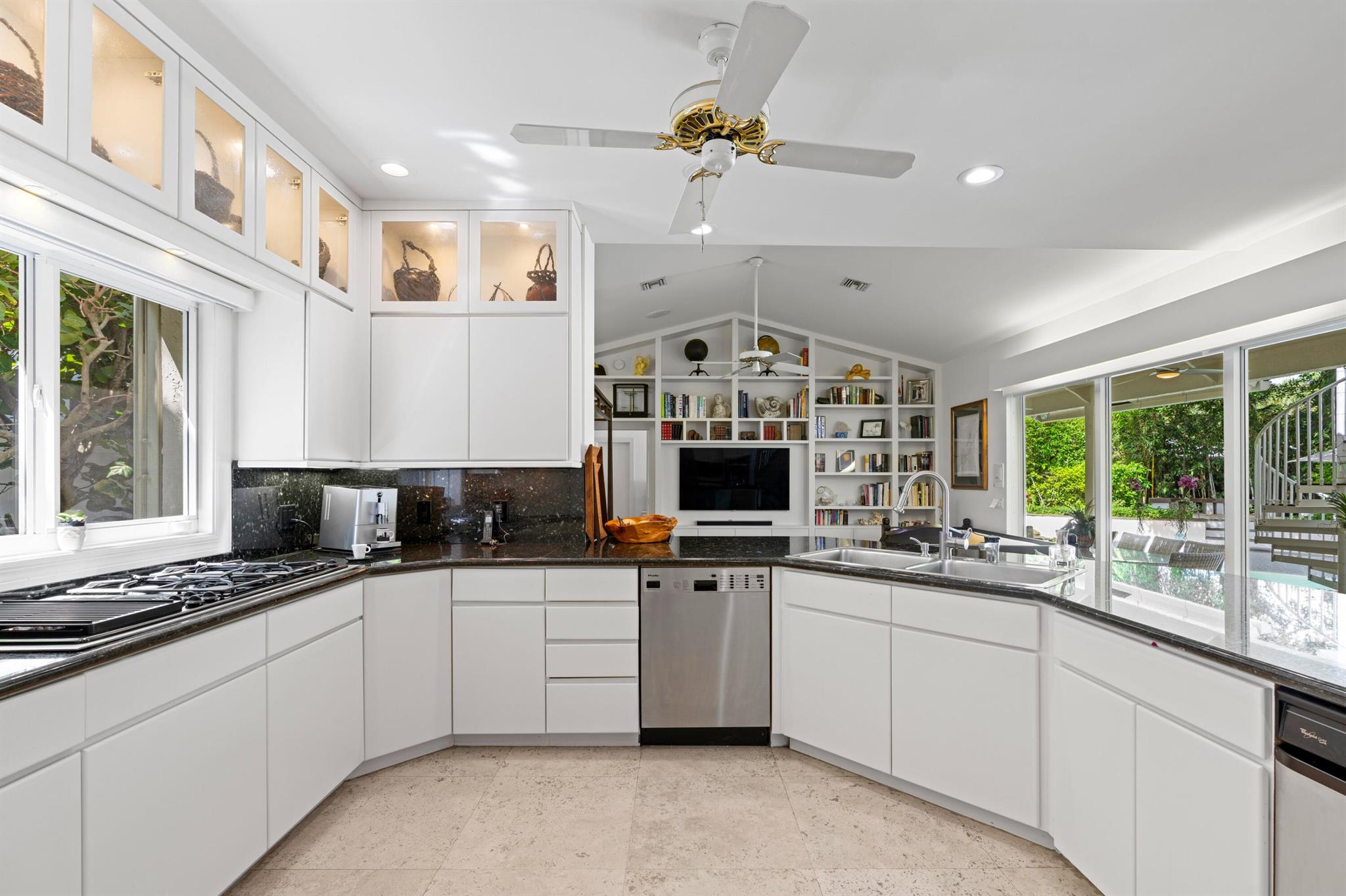 TROPICAL SHORES - Residential