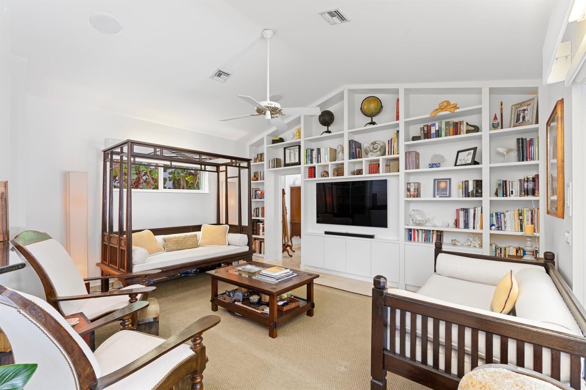 TROPICAL SHORES - Residential