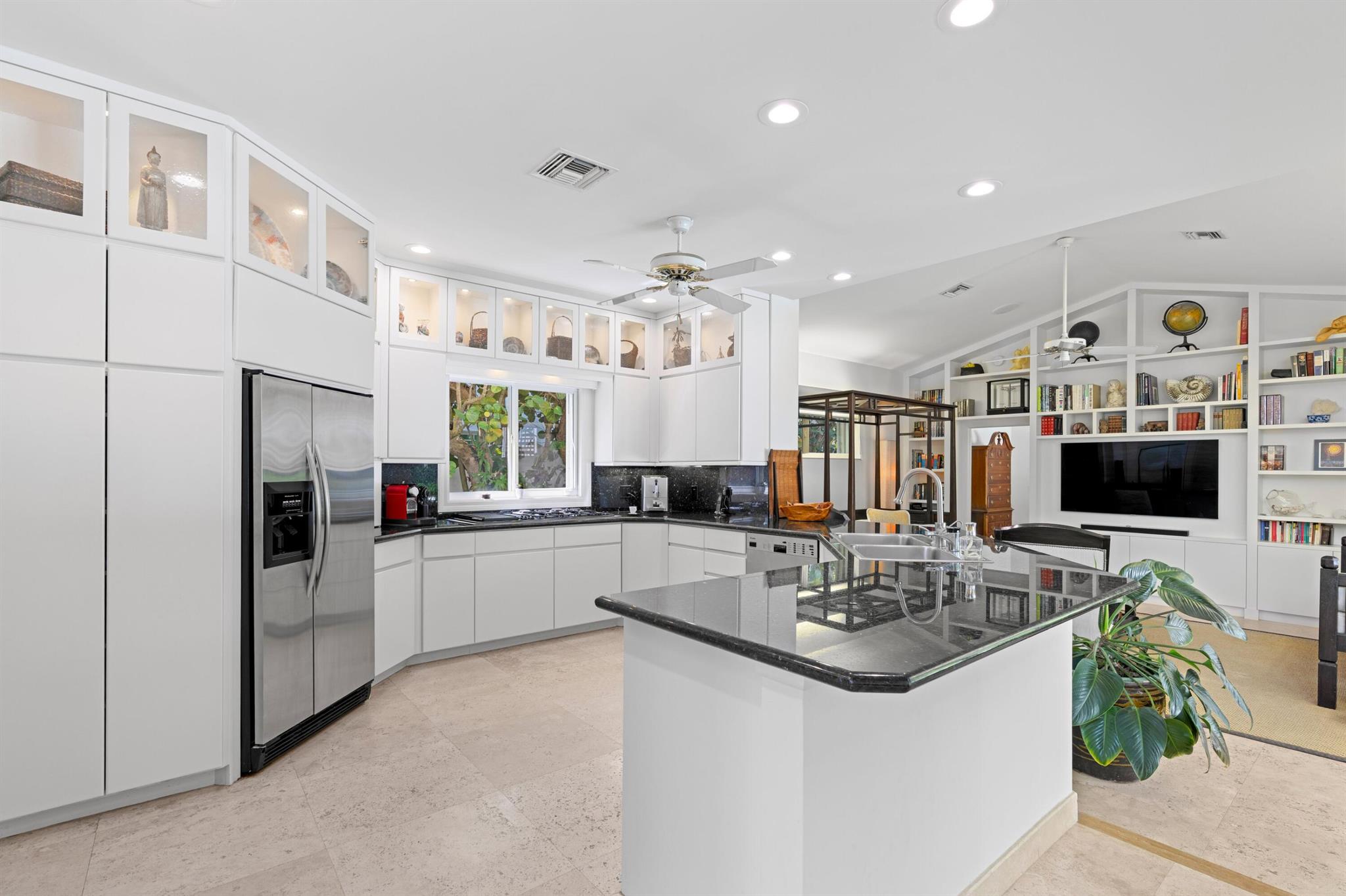 TROPICAL SHORES - Residential