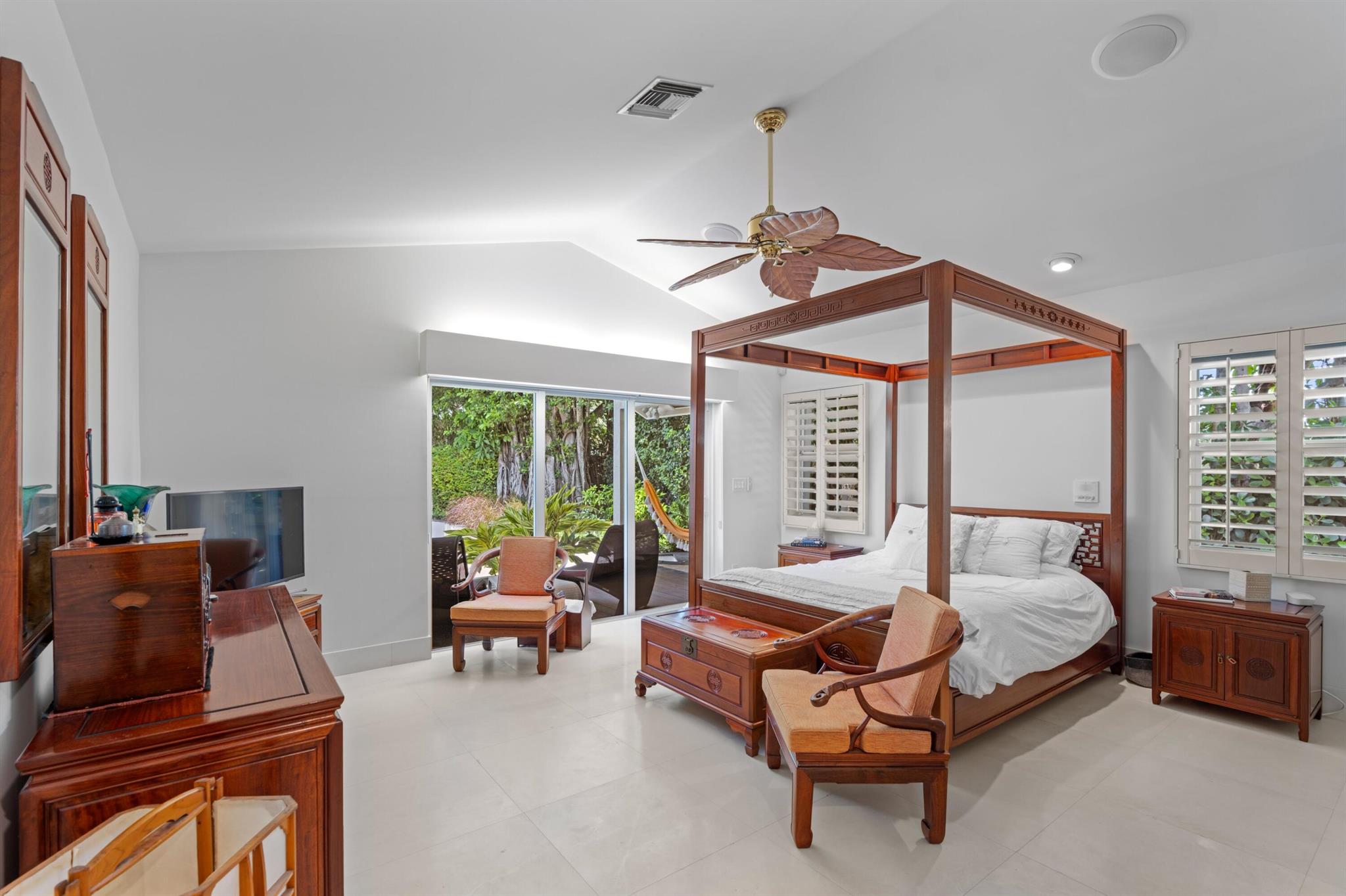 TROPICAL SHORES - Residential