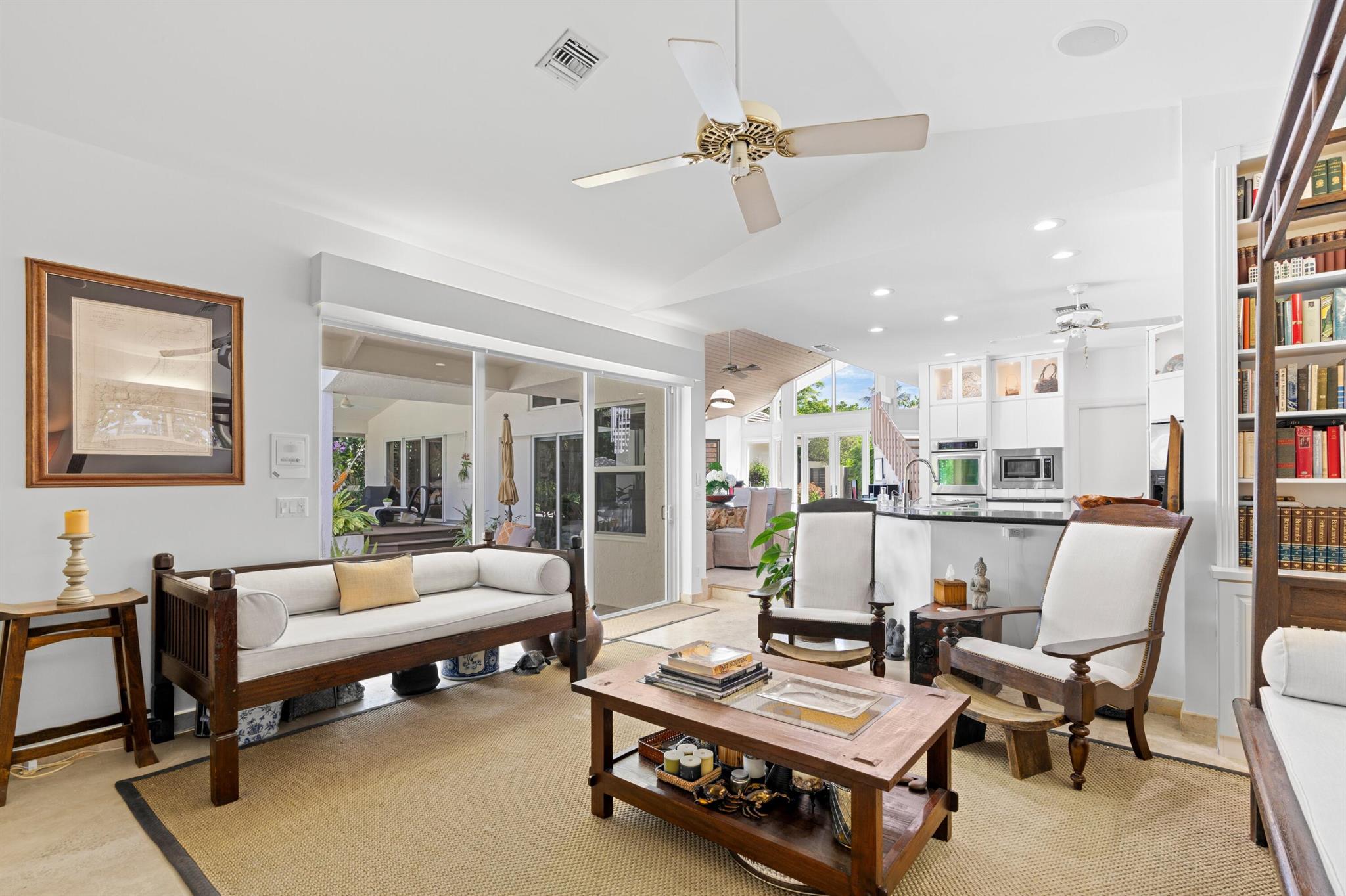 TROPICAL SHORES - Residential