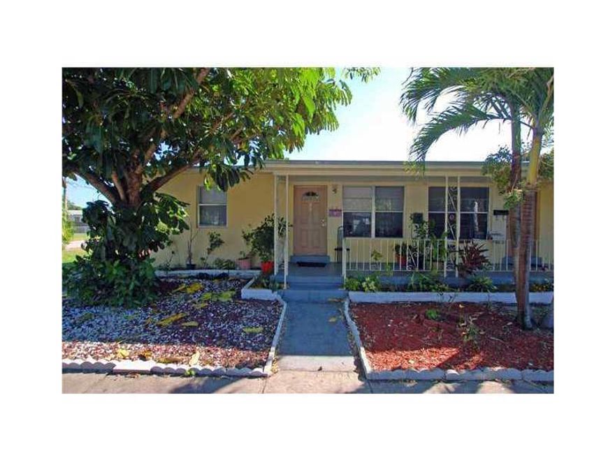 2 bedroom with yard in East Hollywood.  Washer and dryer in the unit. One side of duplex.  Very comfortable and very convenient location.