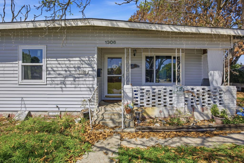 Photo of 1306 17th Place, Vero Beach, FL 32960 (MLS # B26008383)