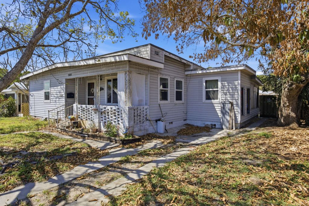 Photo of 1306 17th Place, Vero Beach, FL 32960 (MLS # B26008383)