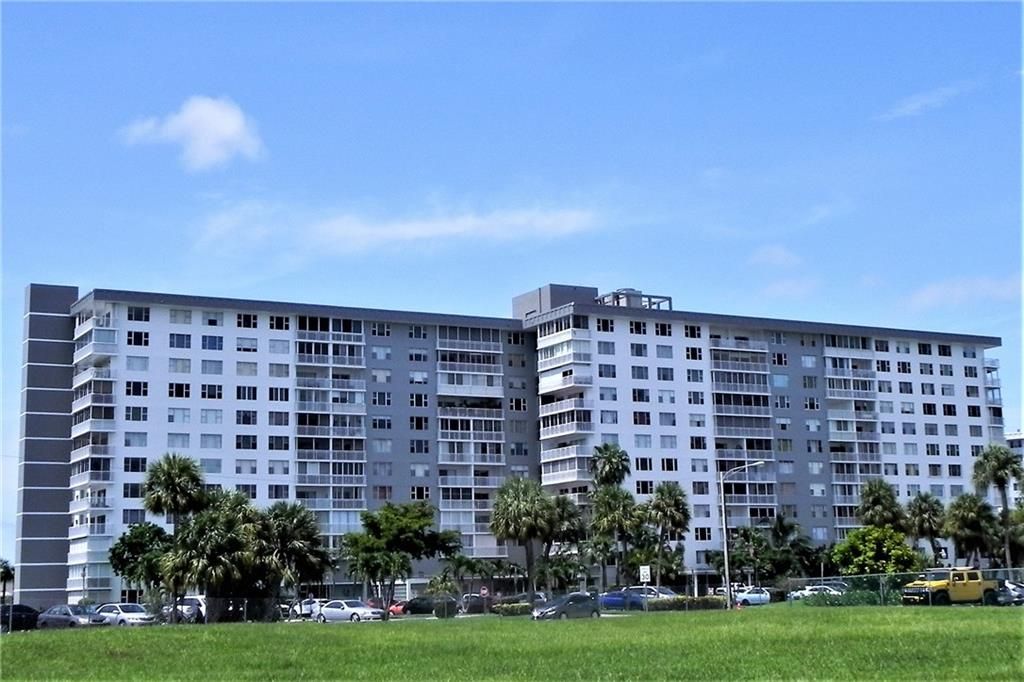 Photo of 3800 Hillcrest Dr #318, Hollywood, FL 33021 (MLS # F10324561)