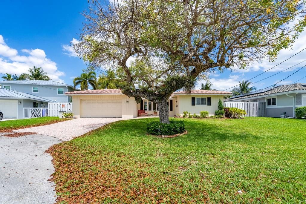 Photo of 571 SE 12th St, Pompano Beach, FL 33060 (MLS # F10532201)