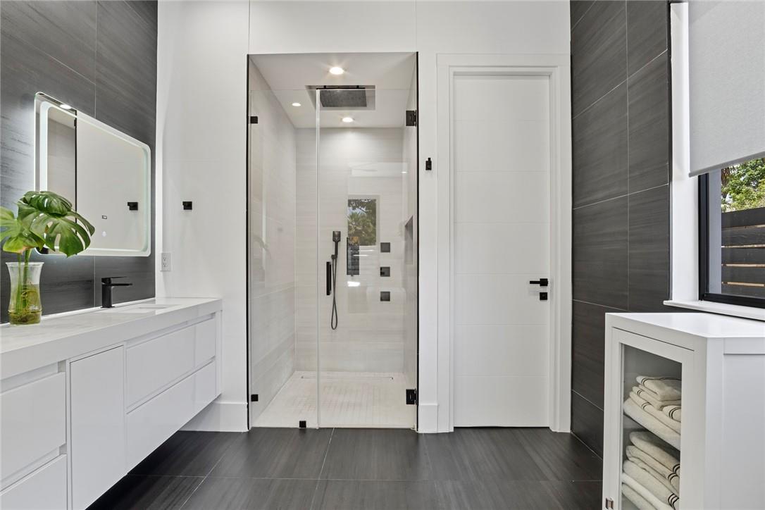 Victoria Courts 9-49 B - Residential