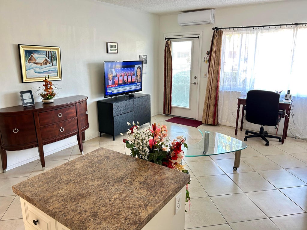 Photo of 920 SW 11th Avenue #5d, Hallandale Beach, FL 33009 (MLS # B26072464)