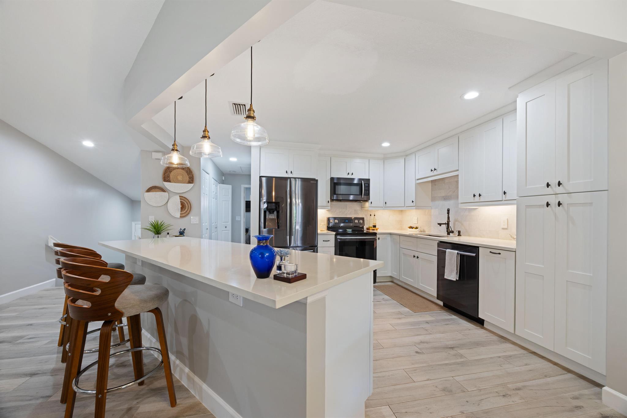 Beautiful short term rental! Fully remodeled and outfitted for you to move in and bring your toothbrush.The furniture can be removed if it's not needed!