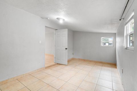 Single Family Residence in West Palm Beach FL 725 40th Street 5.jpg