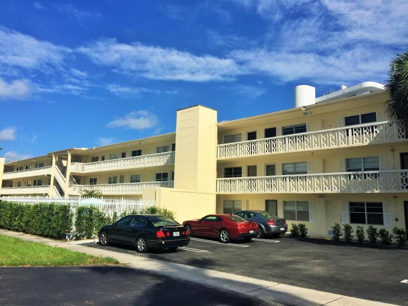Updated 1/1 steps from the intracoastal available for immediate occupancy. Open concept plan is very rare for the building. Unit also features its own washer and dryer for tenant's convenience. Come and see it today.