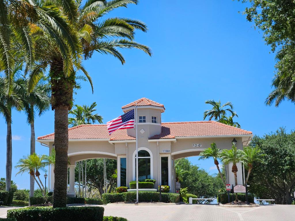 VALENCIA LAKES - Residential