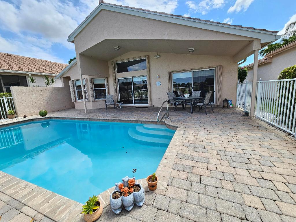 VALENCIA LAKES - Residential