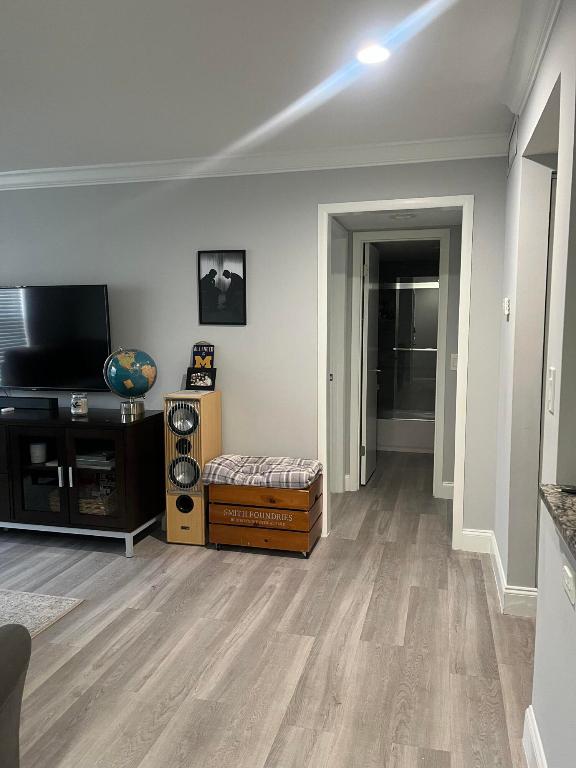 FRENCH QUARTER CONDOMINIUM - Residential Lease