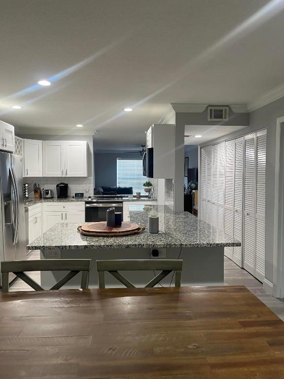 FRENCH QUARTER CONDOMINIUM - Residential Lease