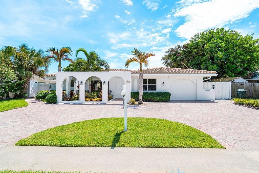 Photo of 658 W Palmetto Park Road, Boca Raton, FL 33486 (MLS # R10834998)