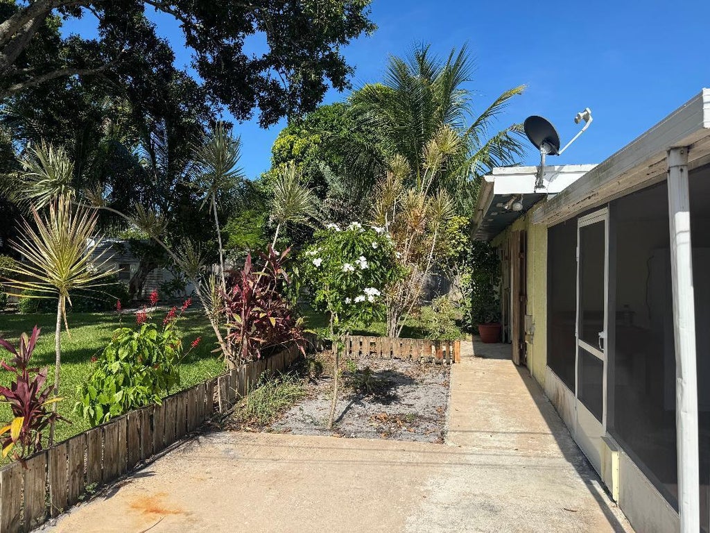 Photo of 334 Smallwood Avenue, Fort Pierce, FL 34982 (MLS # R11112021)