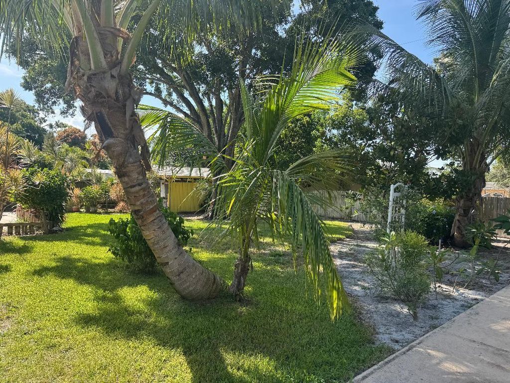 Photo of 334 Smallwood Avenue, Fort Pierce, FL 34982 (MLS # R11112021)