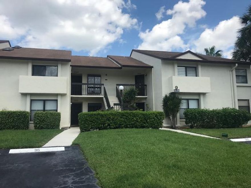 1st floor unit in Park Pointe overlooking  the lake and fountain. Needs TLC