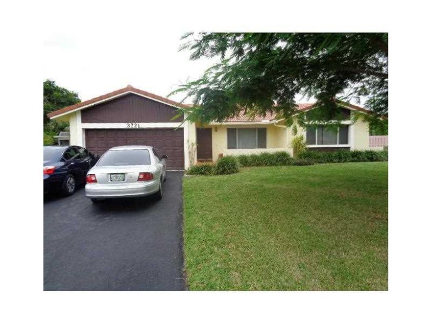 Beautiful and spacious 3 bedroom, 2 bathroom home with screened back patio and nice open pool with spacious  fenced backyard. This spacious almost 1/4 acre lot is perfect for entertaining friends and family outdoors. Interior is also very spacious with se parate living and dining areas and an additional den, office or family room. Kitchen recently updated with 2 tone wood cabinets and granite counter tops. Very nice well kept home.