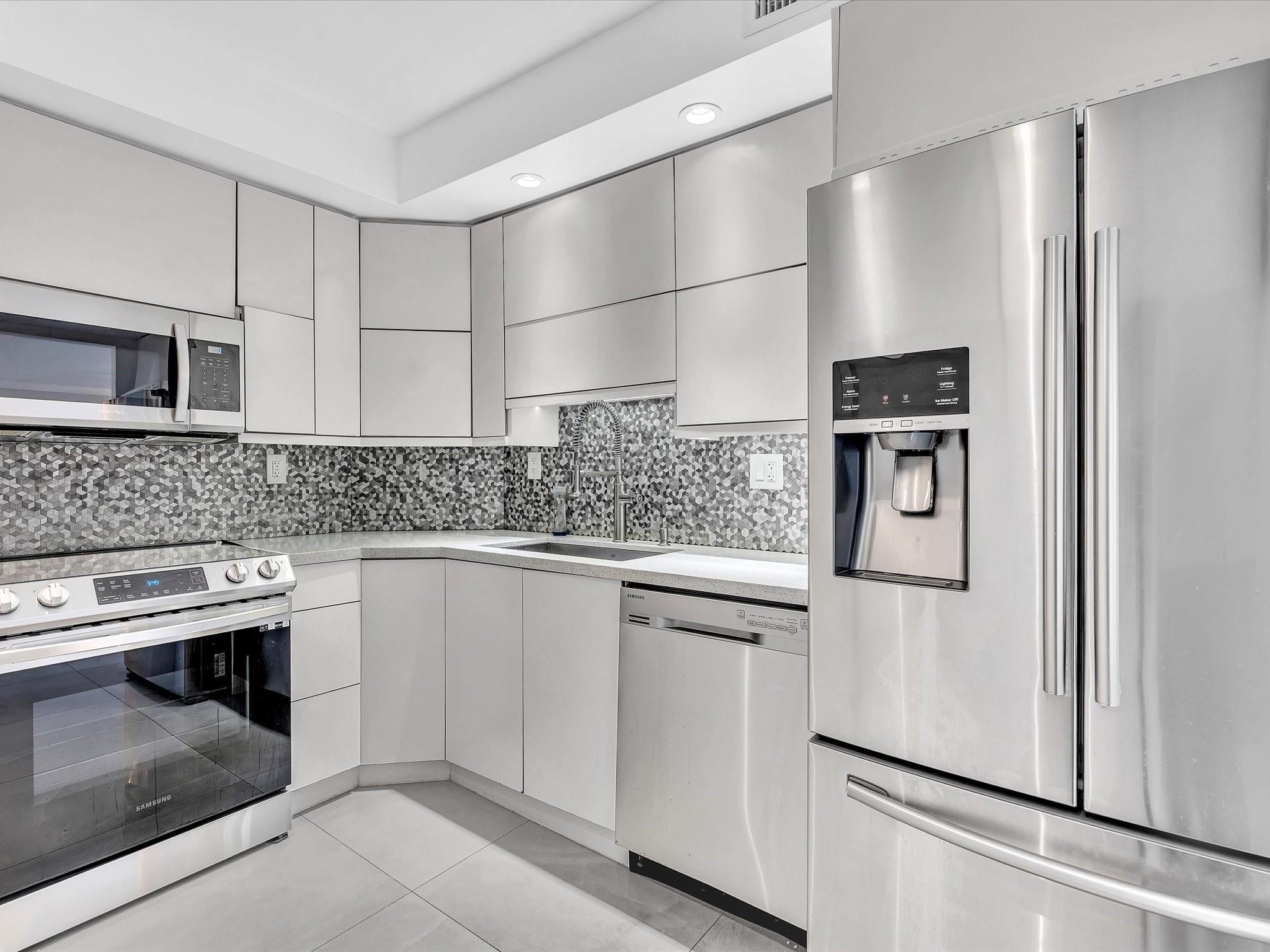 300 BAYVIEW DR 811