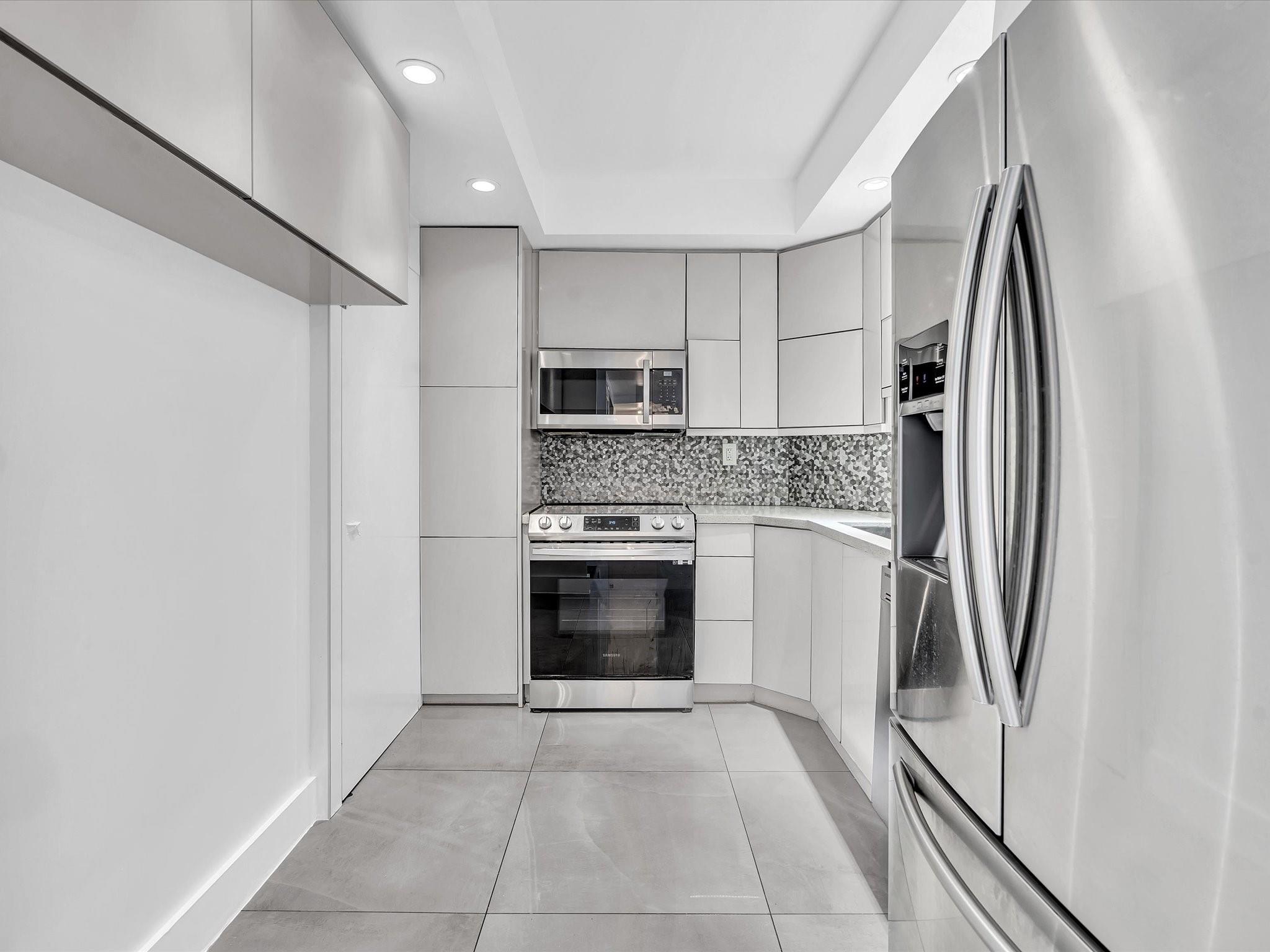 300 BAYVIEW DR 811