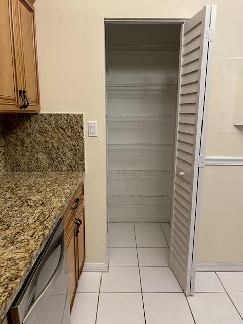 1431 Captains Walk 17