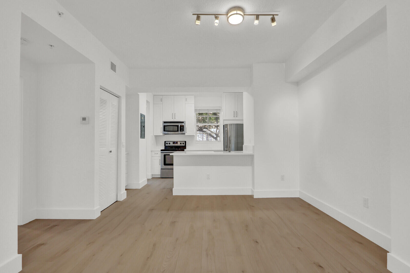 VILLAGE AT ABACOA CONDO - Residential Lease